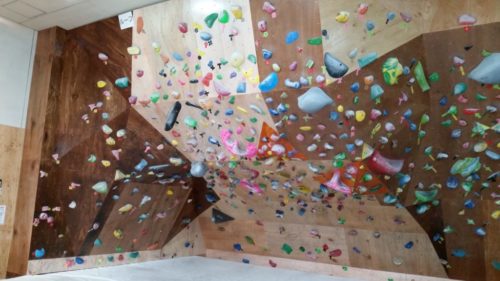愛知県のクライミング施設「ボルダTO9（ティーオーキュー） 蒲郡店」