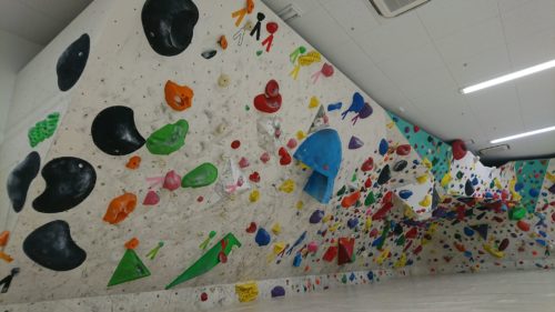 愛知県のクライミング施設「ボルダリングジム ぴなくる2 リソラ大府店」