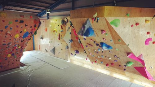 東京都のクライミング施設「クライミングジム マッドロック」