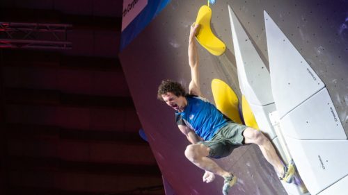 IFSC大会でボルダリング競技を行うチェコのAdam Ondra(アダム・オンドラ)選手