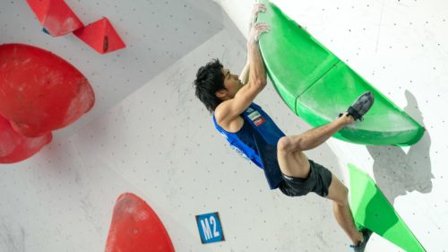 IFSC大会でボルダリング競技を行う楢崎智亜選手
