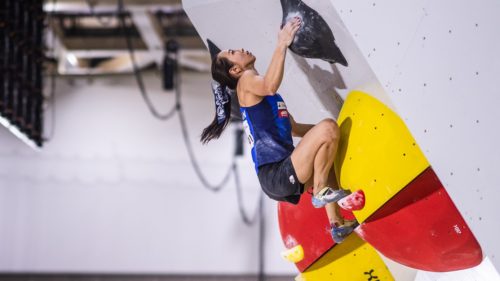 IFSC大会でボルダリング競技を行う野口啓代選手