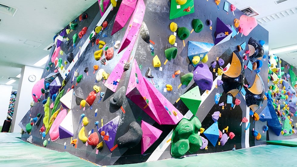 千葉県のクライミング施設「ディーボルダリングプラスリード海浜幕張」です。