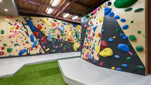 東京都のボルダリング施設「Base Camp Tokyo江戸川橋店」です。