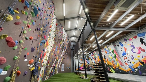 東京都のボルダリング施設「Base Camp Tokyo錦糸町店」です。