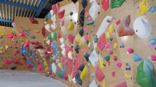 奈良県のボルダリング施設「NEON CLIMBING GYM（ネオンクライミングジム）」