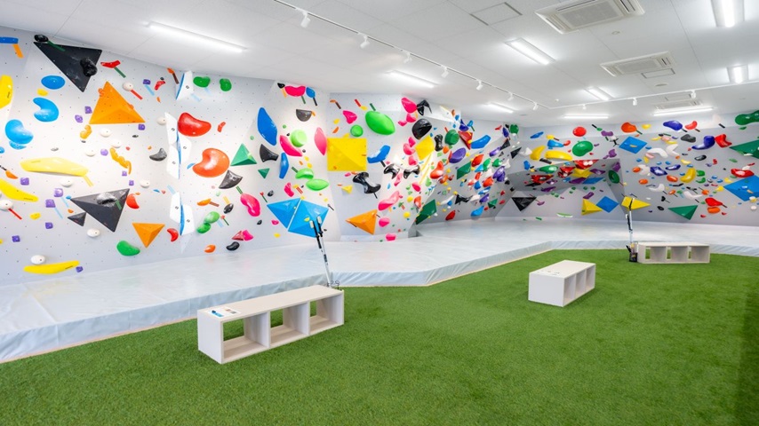 新潟県のボルダリング施設「クライミングジムジェイプラス」です。