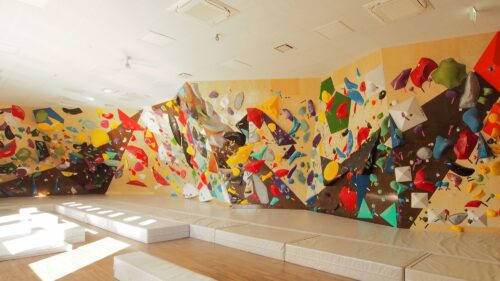 北海道のクライミング施設「アカラクライム」