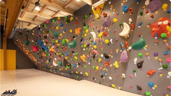 青森県のクライミング施設「TAiiKU ( タイイク )」です。