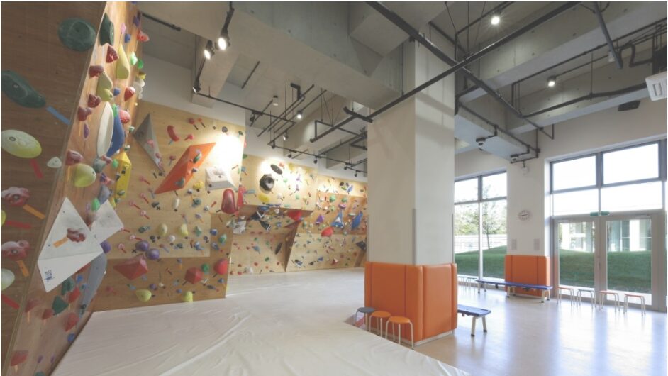 青森県のクライミング施設「むつマエダアリーナ」です。