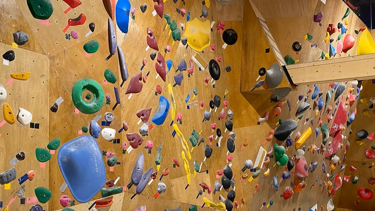 秋田県のクライミング施設「TODO（トド）クライミング」です。