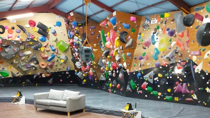 大分県のクライミング施設「ボルテージ ボルダリングジム」