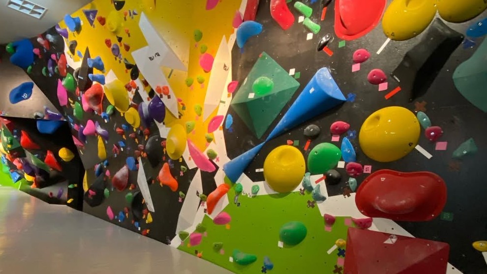 宮城県のクライミング施設「ディーボルダリング仙台長町」