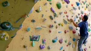 北海道のクライミング施設「ハヤウチマンウォール（秀岳荘 旭川店）」